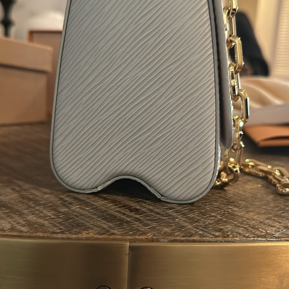 Louis Vuitton Twist MM Shoulder and Cross Body Bag. In great condition. - Picture 6 of 17